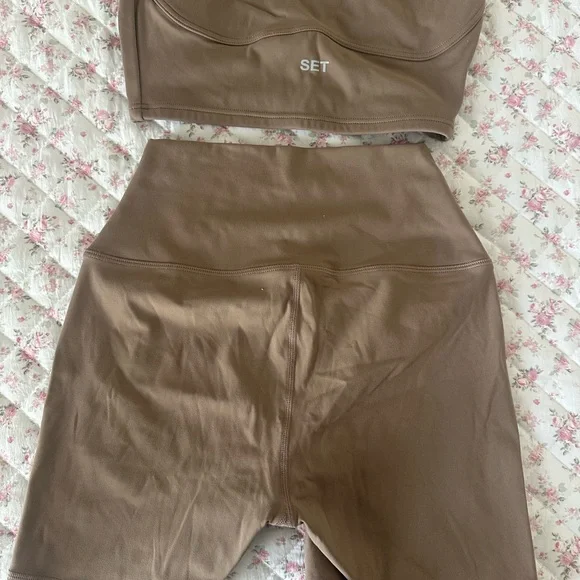 Set Active- Brown Sports Bra and Shorts Set - Picture 3 of 3